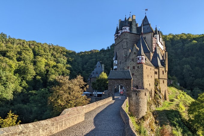 Ein besonderes Fledermausquartier: Die Burg Eltz im Kreis Mayen-Koblez