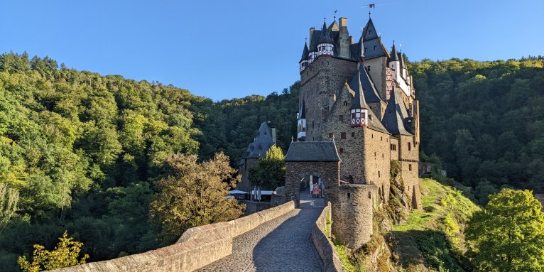 Ein besonderes Fledermausquartier: Die Burg Eltz im Kreis Mayen-Koblez