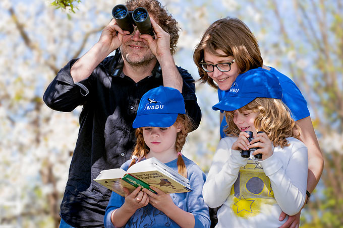 Familie bei der Vogelbeobachtung - Foto: NABU/Sebastian Hennigs