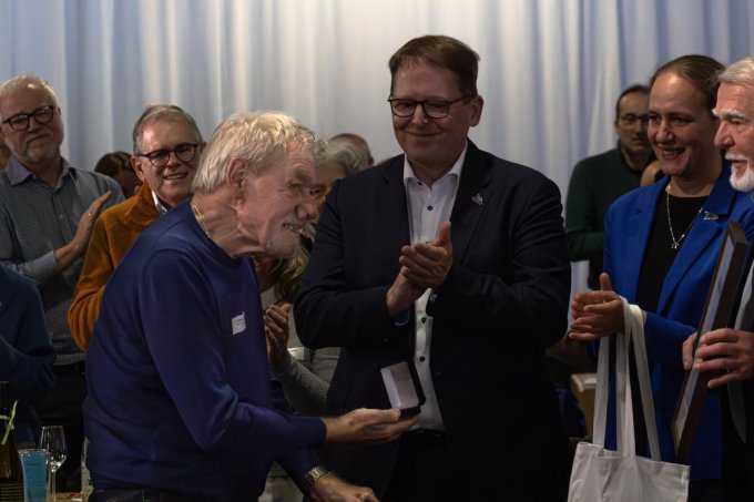 Dr. Klaus Cölln wird mit der höchsten Auszeichnung des NABU, der Lina-Hähnle-Medaille, geehrt - Foto: NABU/Constantin Sittmann